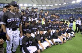 New York Mets pose for team photo at Tokyo Dome